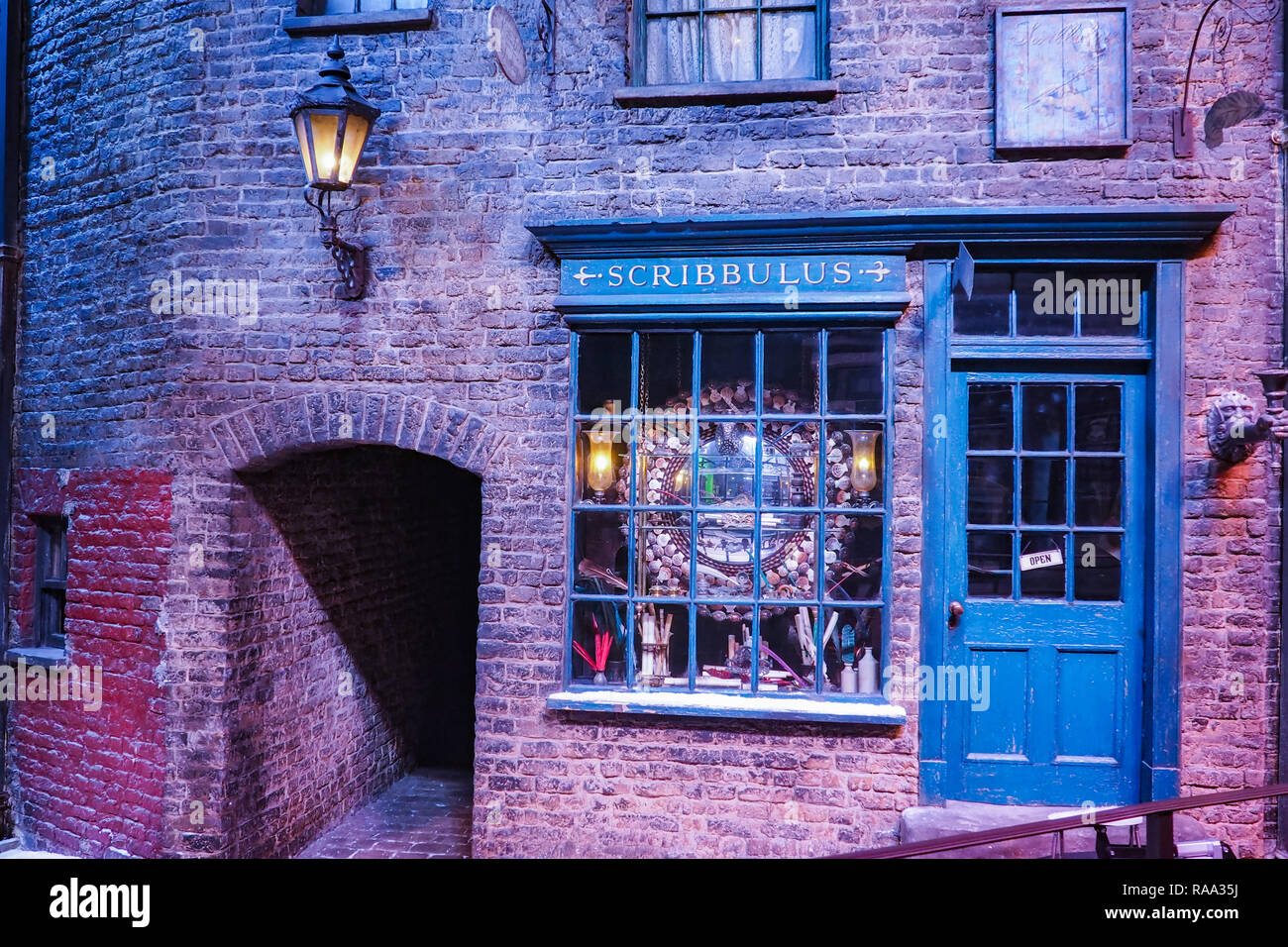 Warner Bros Studio Tour - La realizzazione di Harry Potter è una società pubblica di attrazione di Leavesden, London, Regno Unito che conserva ed espone la mitica puntelli. Foto Stock