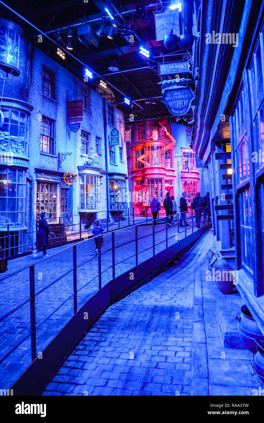 Warner Bros Studio Tour - La realizzazione di Harry Potter è una società pubblica di attrazione di Leavesden, London, Regno Unito che conserva ed espone la mitica puntelli. Foto Stock