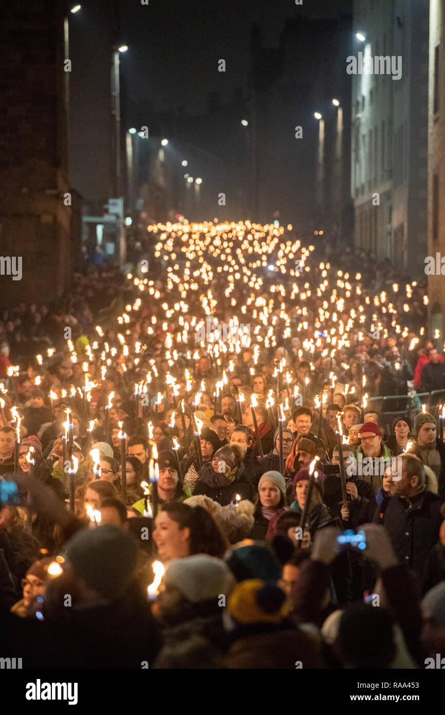 Hogmanay di Edimburgo processione aux flambeaux Foto Stock