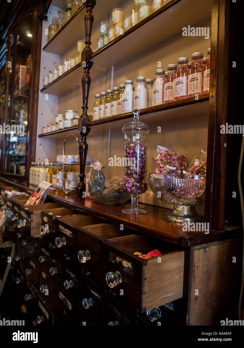 Rose & Co, vecchio speziale shop nel cuore di Haworth nello Yorkshire Inghilterra Foto Stock