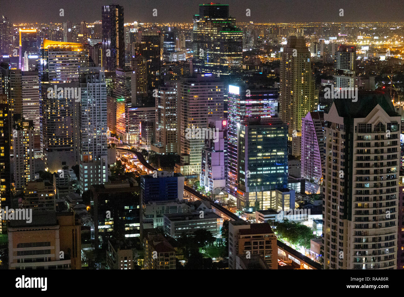 Lo skyline di Bangkok di notte dal bar Sirocco, molto bella vista Foto Stock