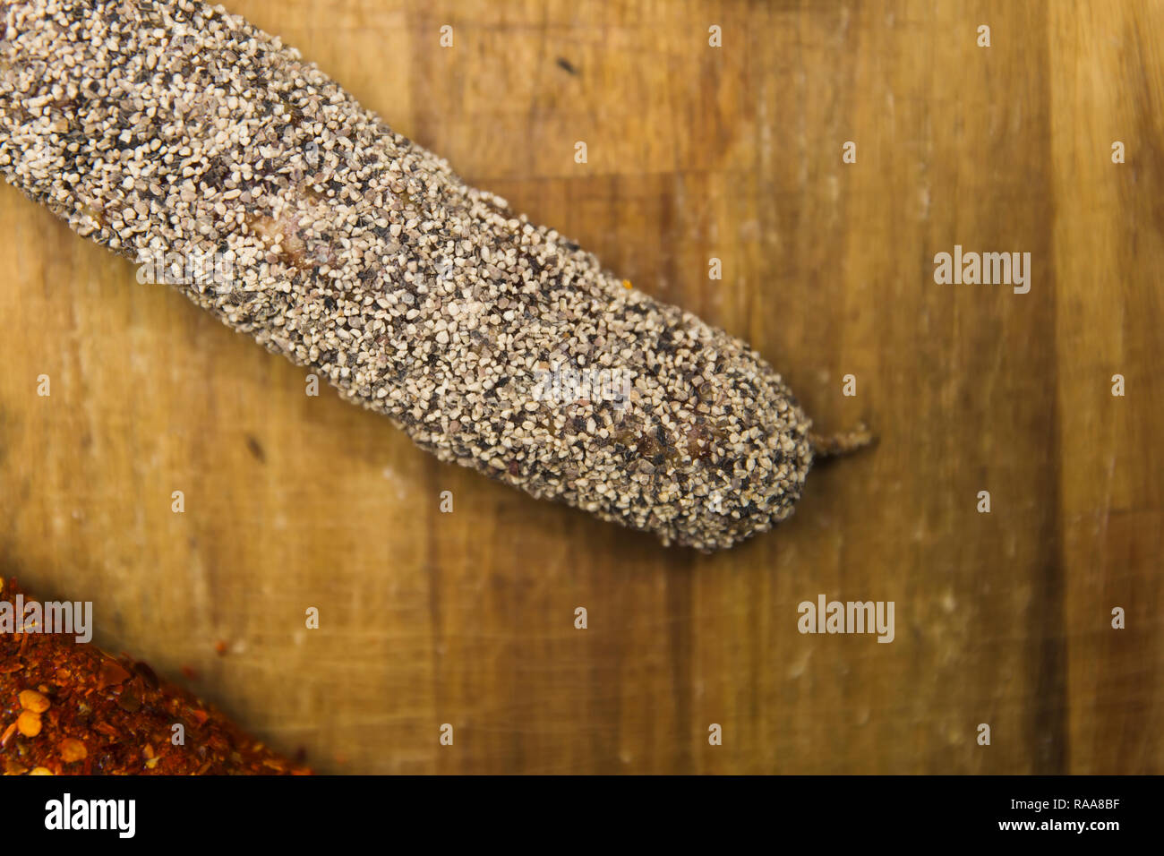 Il francese salsiccia secca da Auvergne sul tavolo di legno Foto Stock