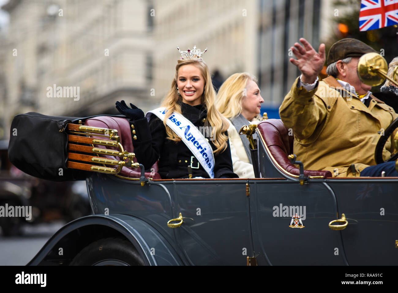 Miss America's Outstanding Teen London Elizabeth Hibbs a Londra il primo giorno del nuovo anno Parade, UK. Femmina Foto Stock