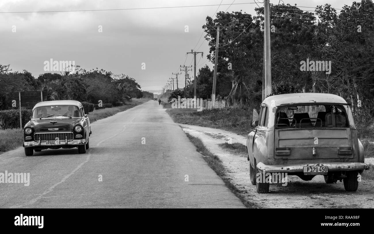 Automobili classiche su strada rurale ust off Autopista Nacional vicino Union de Reyes, Cuba Foto Stock