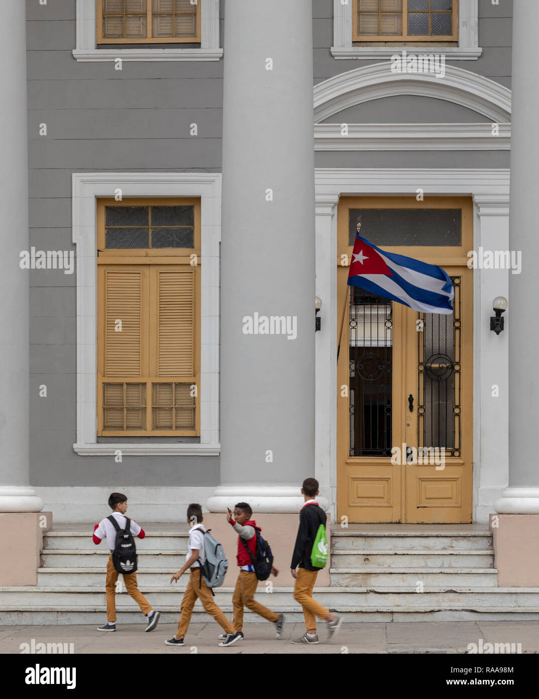 Scolari a piedi nella parte anteriore del Collegio San Lorenzo, Plaza José Marti, Cienfuegos, Cuba Foto Stock
