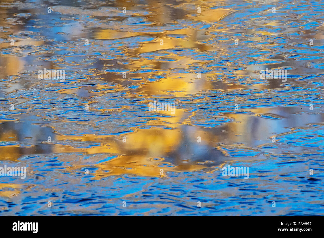 Pond autunno astratto di riflessione in novembre Foto Stock