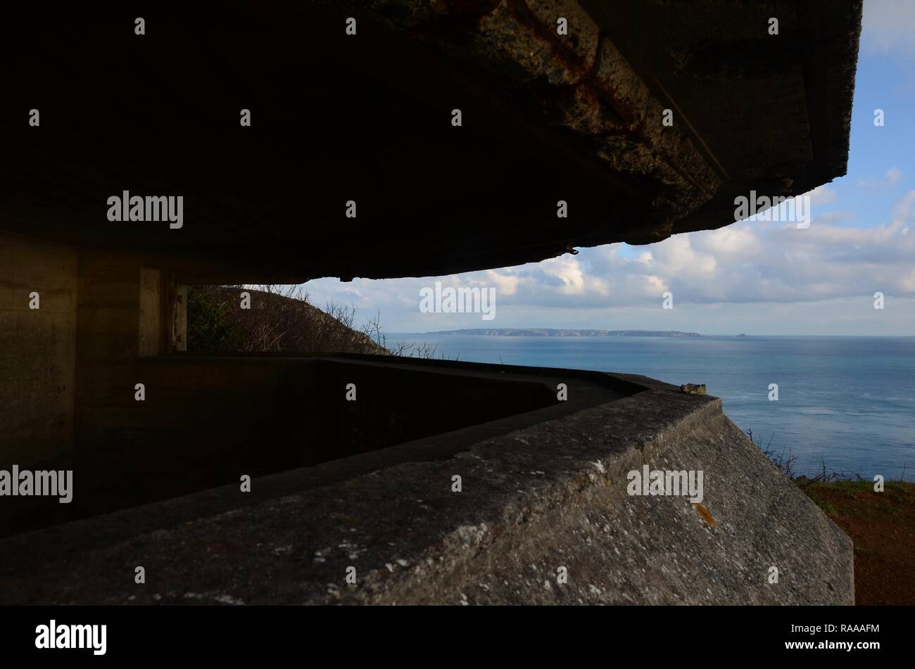 Punto Jerbourg, Guernsey, Isole del Canale, UK. Il tedesco Guerra Mondiale II Calcestruzzo gun emplacement o anta di batteria di difesa. vista di Jersey in distanza. Foto Stock