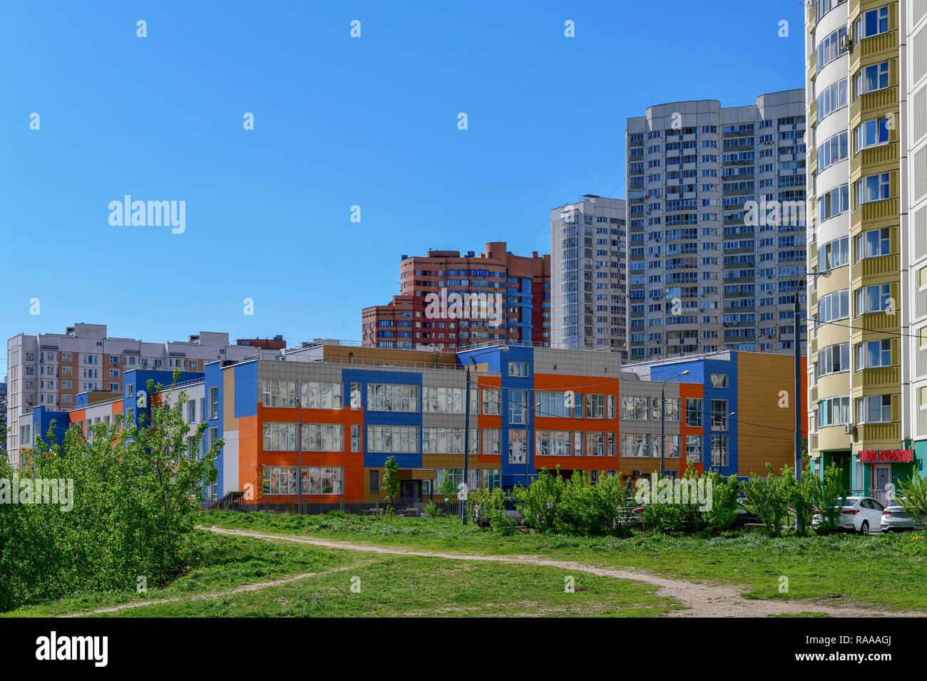 Khimki,Russia - Maggio 10. 2018. Bella stato completo scuola di istruzione primaria e secondaria Foto Stock
