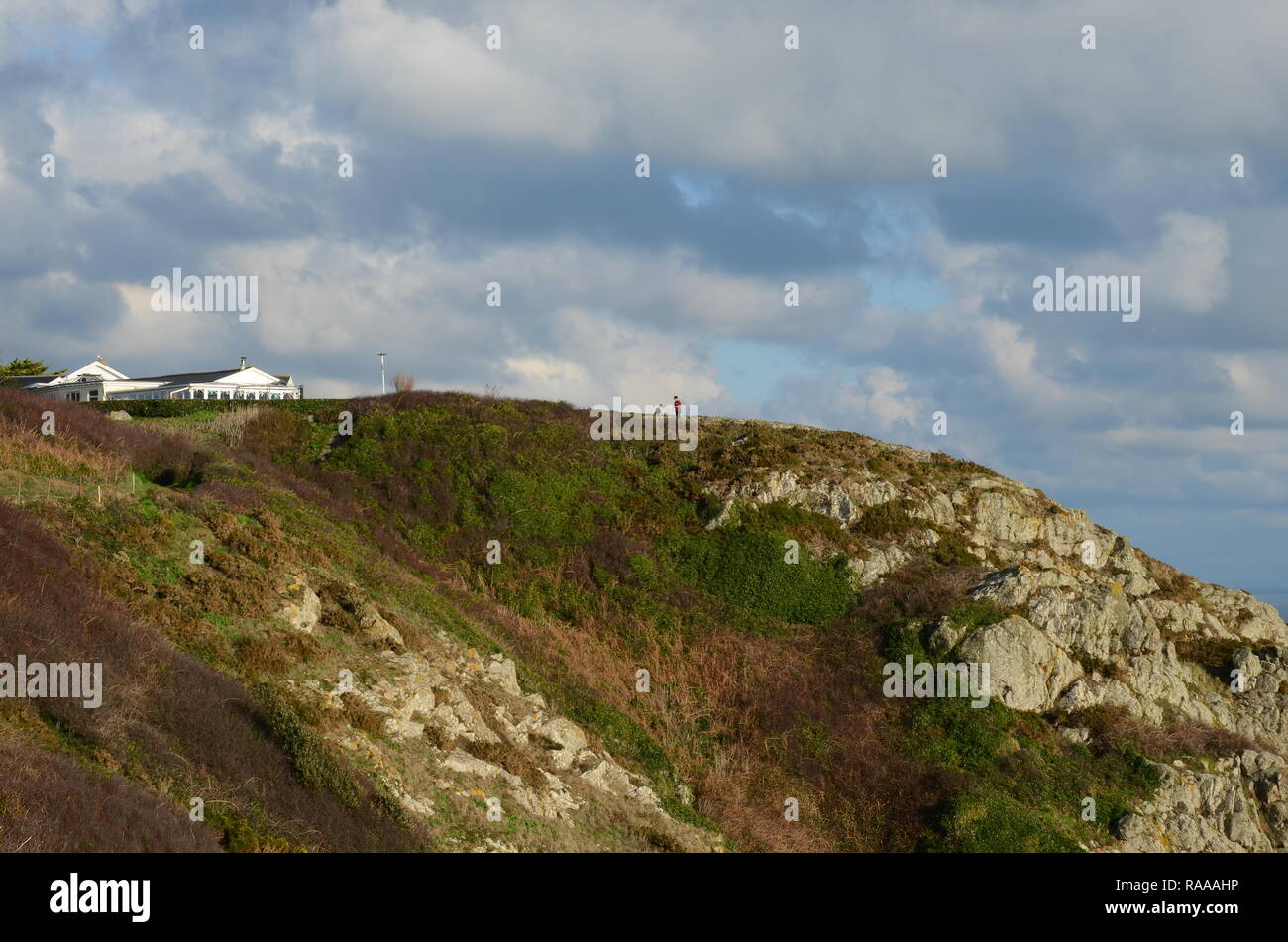 Punto Jerbourg, Guernsey, Isole del Canale, UK. Hotel Jerbourg su una scogliera e la vista dell'isola di Jersey in distanza. Foto Stock