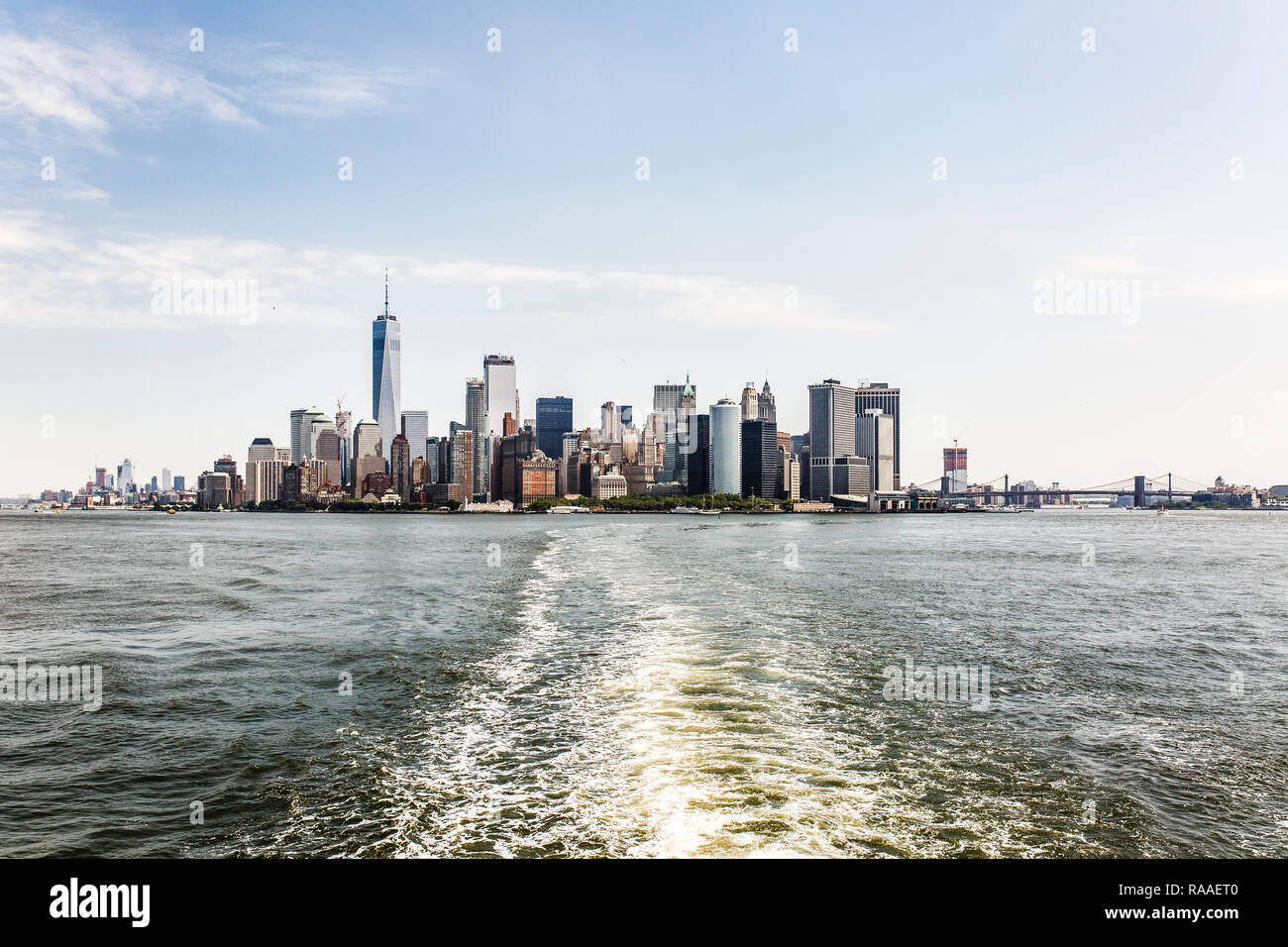 Vista panoramica sul quartiere finanziario di grattacieli con One World Trade Center da Staten Island Ferry. La parte inferiore di Manhattan, New York City Harbour Foto Stock