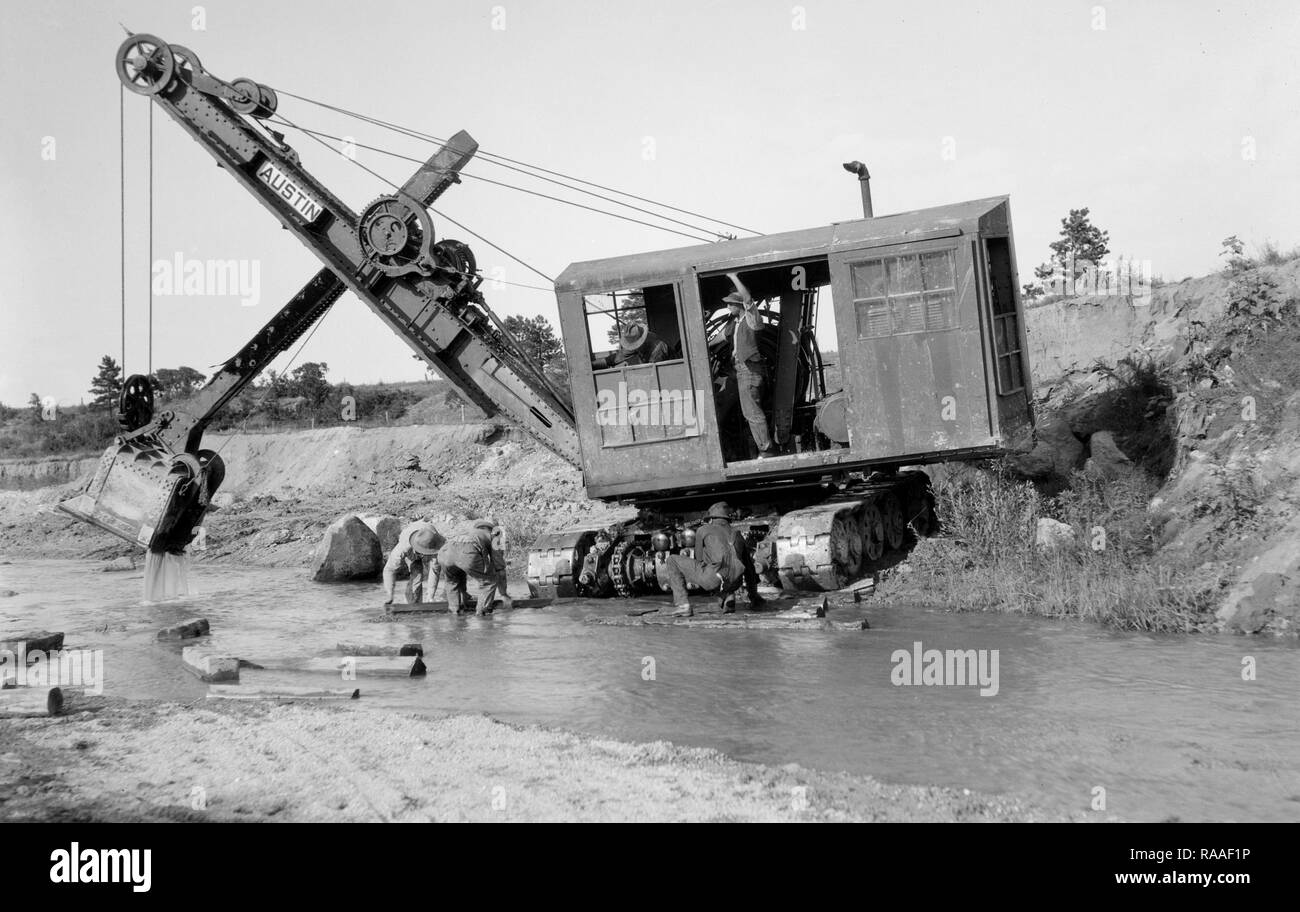 J. Fred Roberts e figli equipaggio di costruzione di opere di edilizia stradale su un letto di fiume in Colorado, ca. 1922. Foto Stock