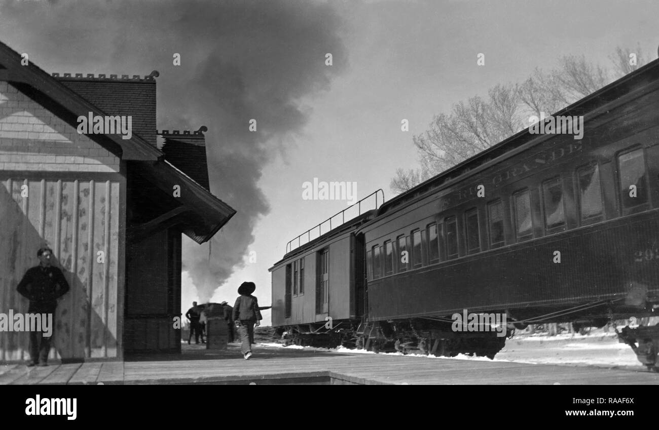 A Denver e Rio Grande treno è in corrispondenza di una stazione in Colorado, ca. 1920. Foto Stock