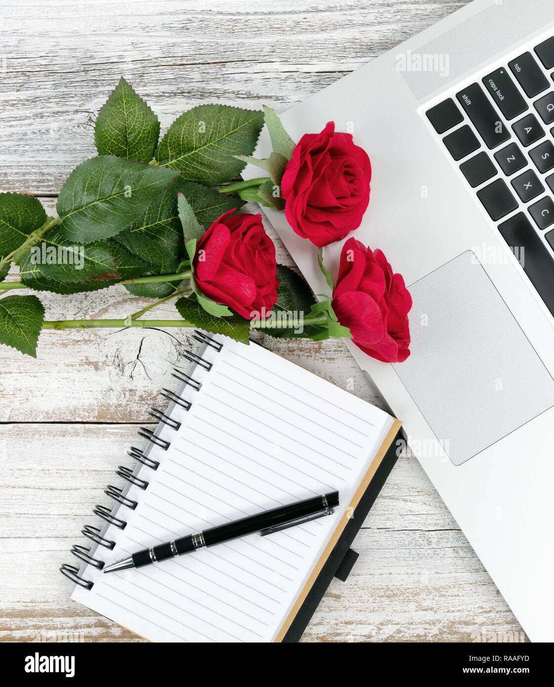Vista ravvicinata del bianco desktop rustico con il giorno di San Valentino romantico concetto in ufficio Foto Stock