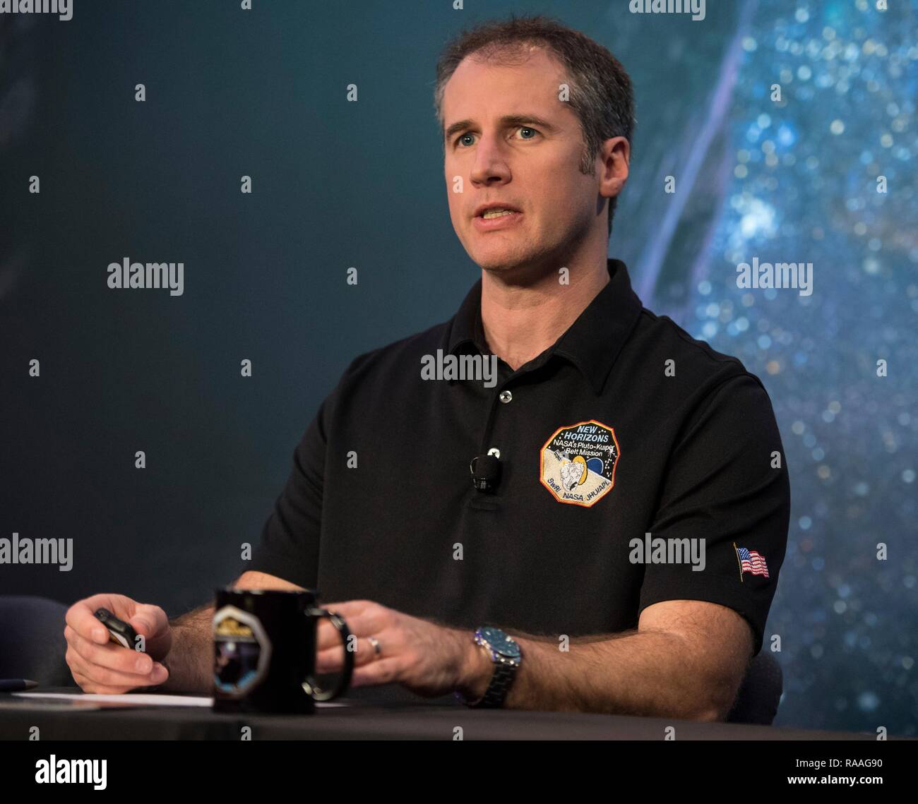 Fred Pelletier, piombo del progetto team di navigazione a KinetX, parla durante la conferenza stampa prima del previsto volo di ultima Thule dal nuovo orizzonte navicella spaziale alla Johns Hopkins University Applied Physics Laboratory Dicembre 31, 2018 in alloro, Maryland. Il volo da lo spazio si è verificato sonda 6.5bn km (4bn miglia), il che la rende la più distante mai esplorazione di un oggetto nel nostro sistema solare. Foto Stock