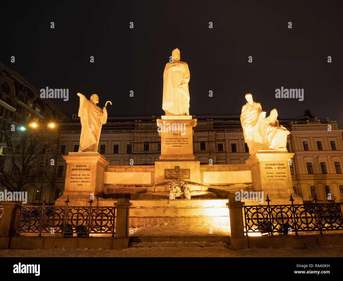Kiev, Ucraina - 30 dicembre 2018: la Principessa Olga monumento di notte con belle retroilluminazione. Situato a piazza Mikhailovska appena attraverso la San Micha Foto Stock