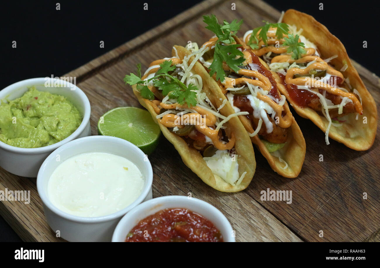 Tacos messicano con condimenti Foto Stock
