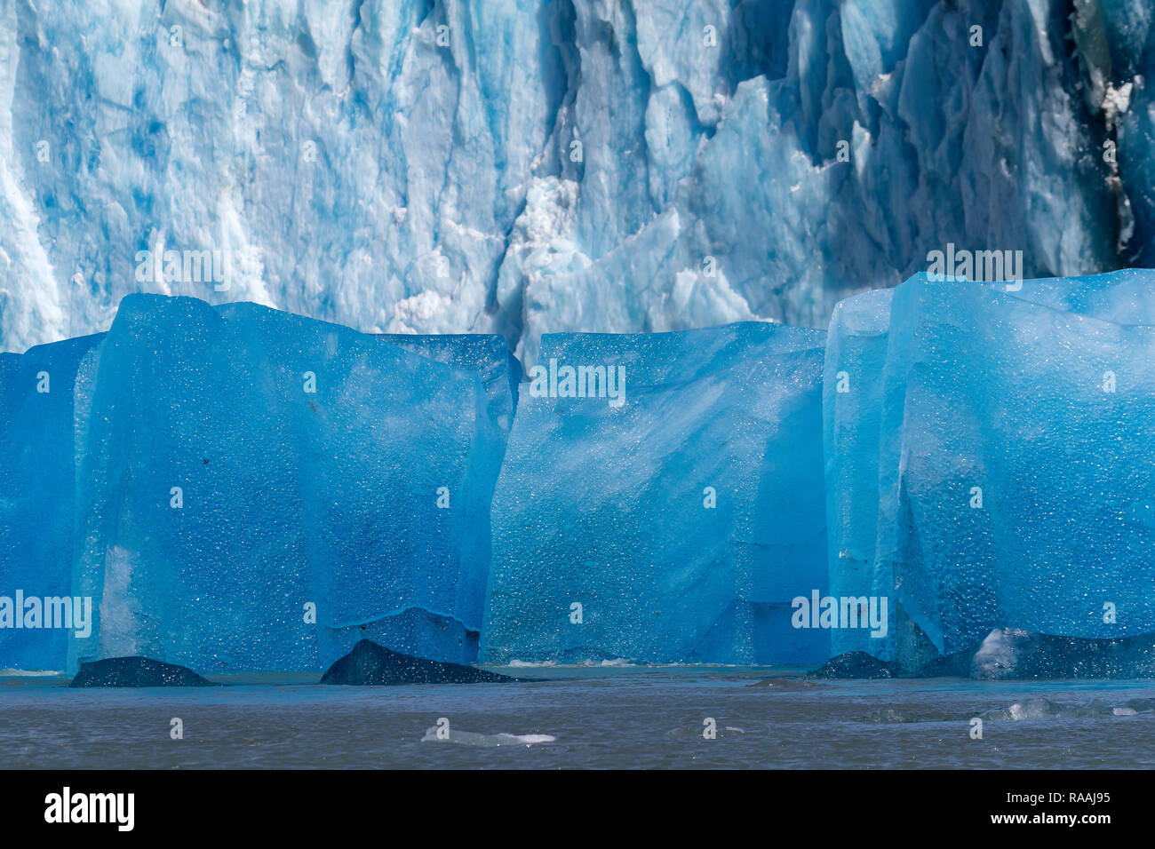 Blu ghiaccio nella parte anteriore del Dawes ghiacciaio in braccio Endicott nel sud-est dell Alaska, Stati Uniti d'America. Foto Stock