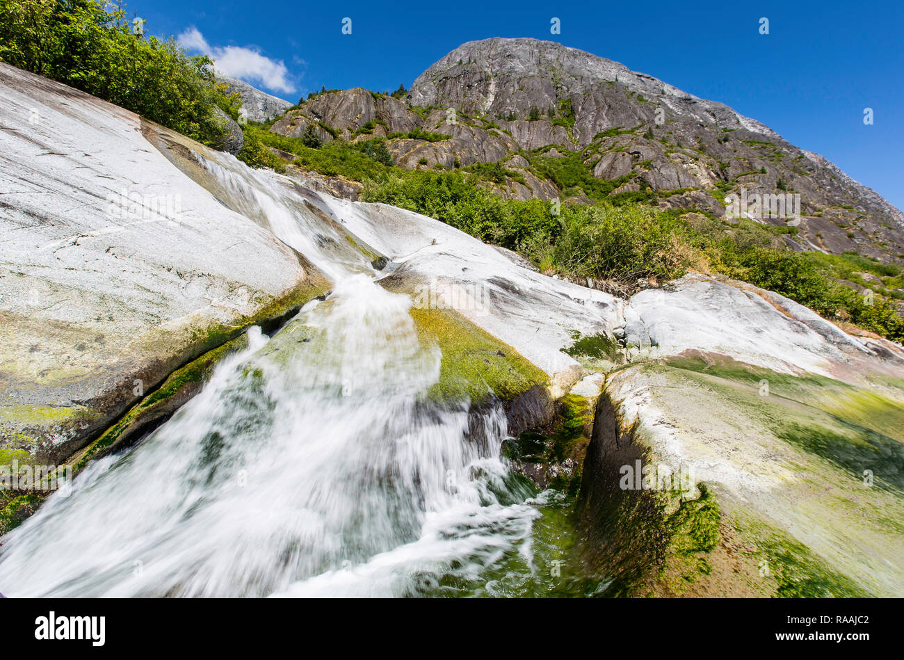 L'acqua di fusione del ghiaccio cadere dalla Dawes ghiacciaio in braccio Endicott nel sud-est dell Alaska, Stati Uniti d'America. Foto Stock