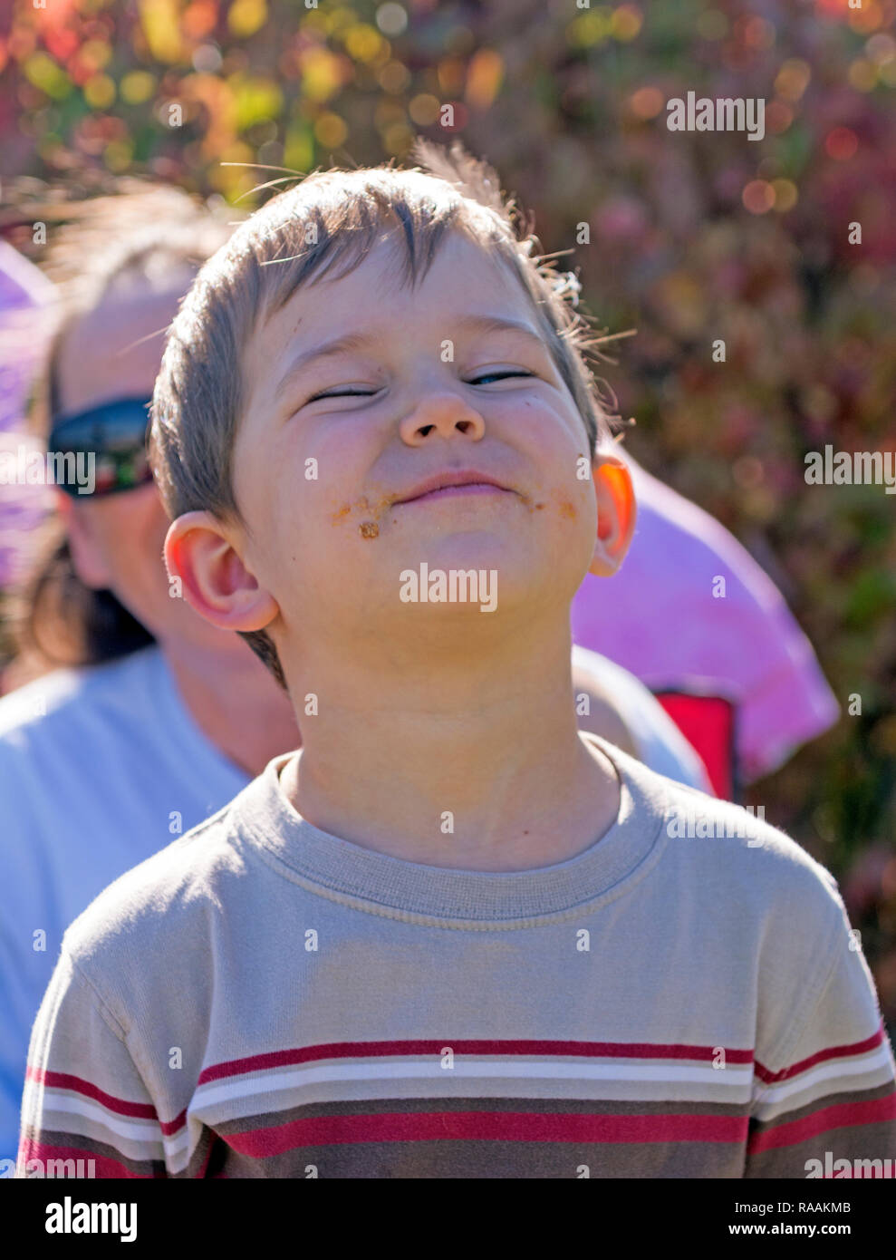 Felice ragazzo con una faccia sporca Foto Stock