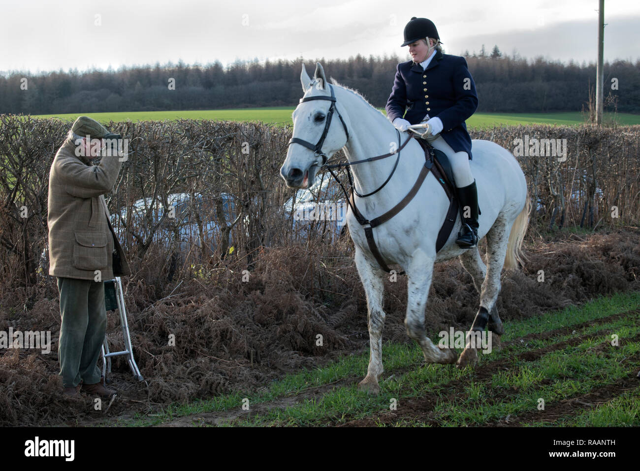 Offese il suo cappellino, maniere vecchio stile educate, uomo anziano doffing il suo cappello tweed ad una donna che guida un cavallo Midhurst, West Susses UK 2019 HOMER SYKES Foto Stock