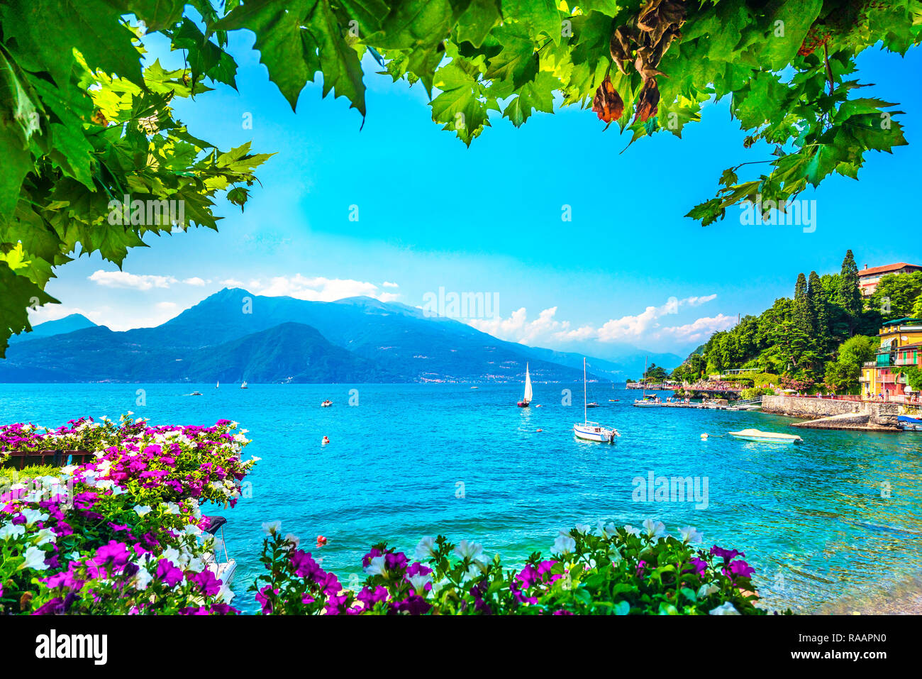 Varenna town Bay beach e fiori in Como lake district. Italiano tradizionale villaggio sul lago. L'Italia, l'Europa. Foto Stock