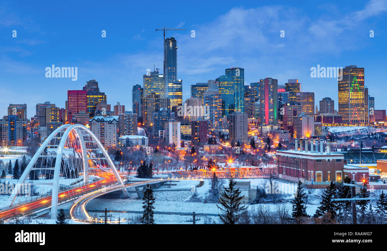 Edmonton downtown skyline di inverno appena dopo il tramonto al blue ora mostra Walterdale ponte attraverso la congelati, coperta di neve del Fiume Saskatchewan e s Foto Stock