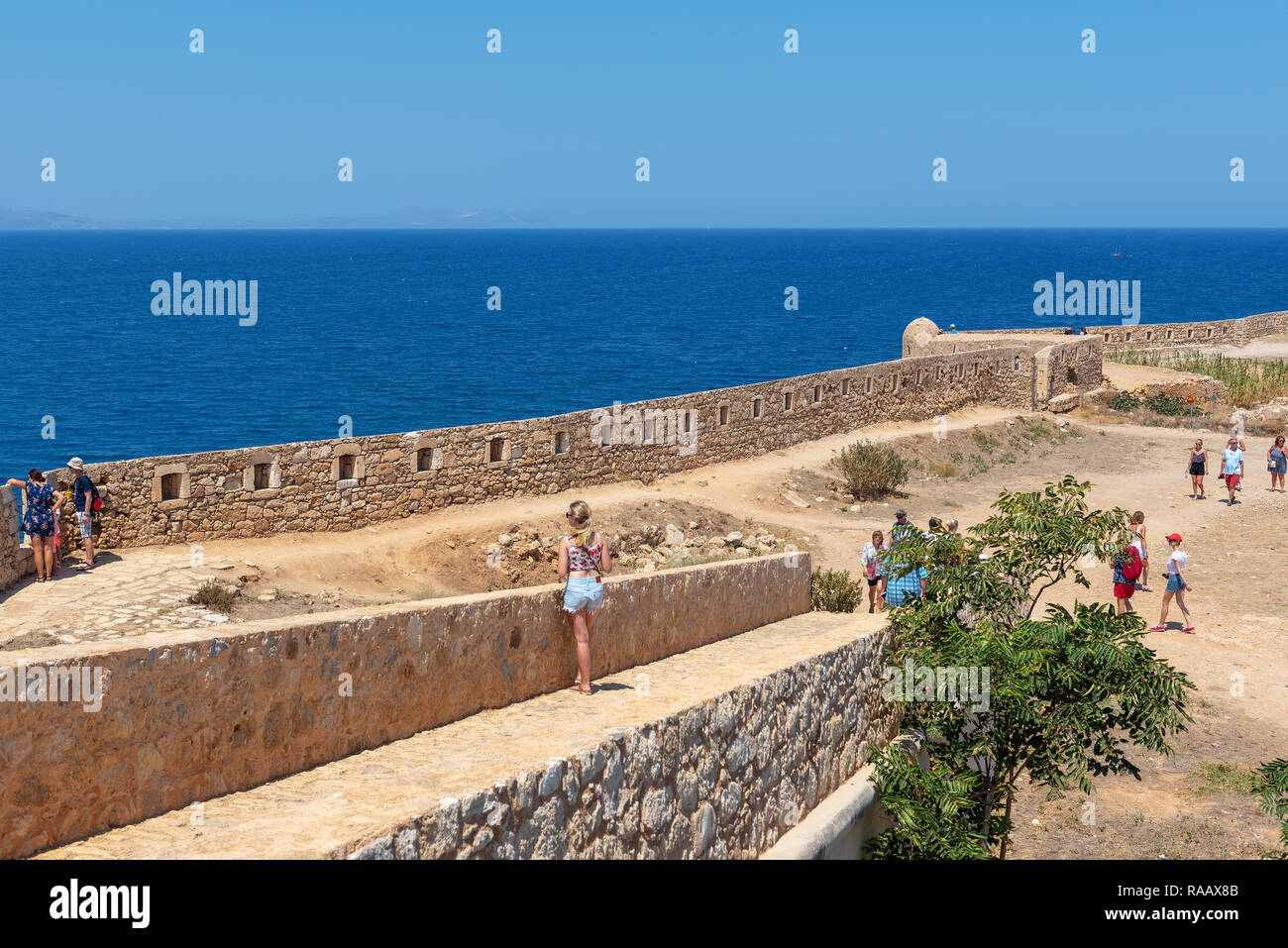 Creta, Grecia - Agosto 2018: turisti stanno visitando le rovine della vecchia fortezza medievale nei pressi di Rethimno città Foto Stock