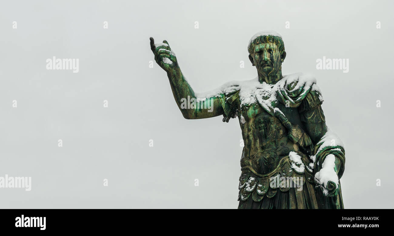 Congelati imperatore romano. Traiano statua in bronzo lungo i Fori Imperiali coperte da neve, un evento assai raro a Roma (con copia spazio) Foto Stock