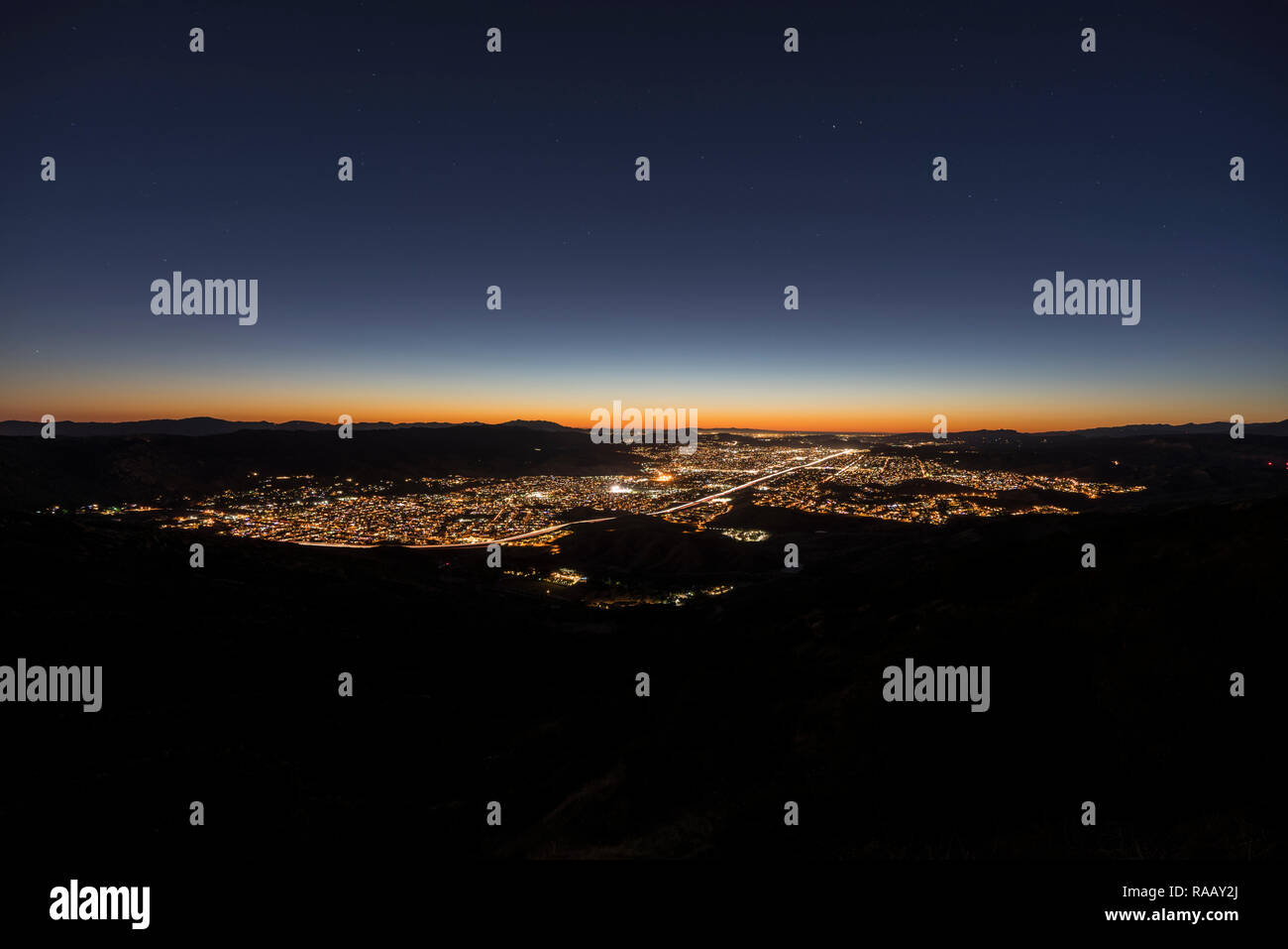 Notte vista collina suburbana di Simi Valley dal picco roccioso Park vicino a Los Angeles in Ventura County, California. Foto Stock