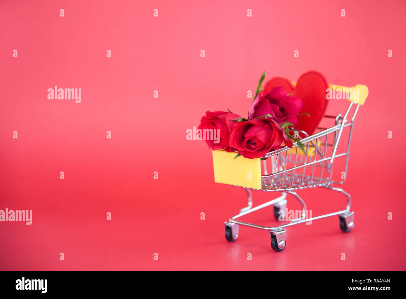 Valentines day shopping and roses flower / Shopping cart full with Red Heart and rose for Merry Christmas Holiday Happy new year or Valentines day on  Foto Stock