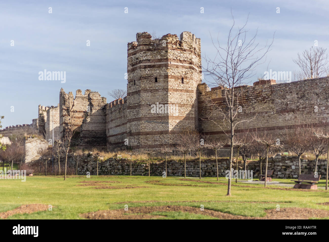 Le antiche mura di Costantinopoli in Turchia, Istanbul. Foto Stock
