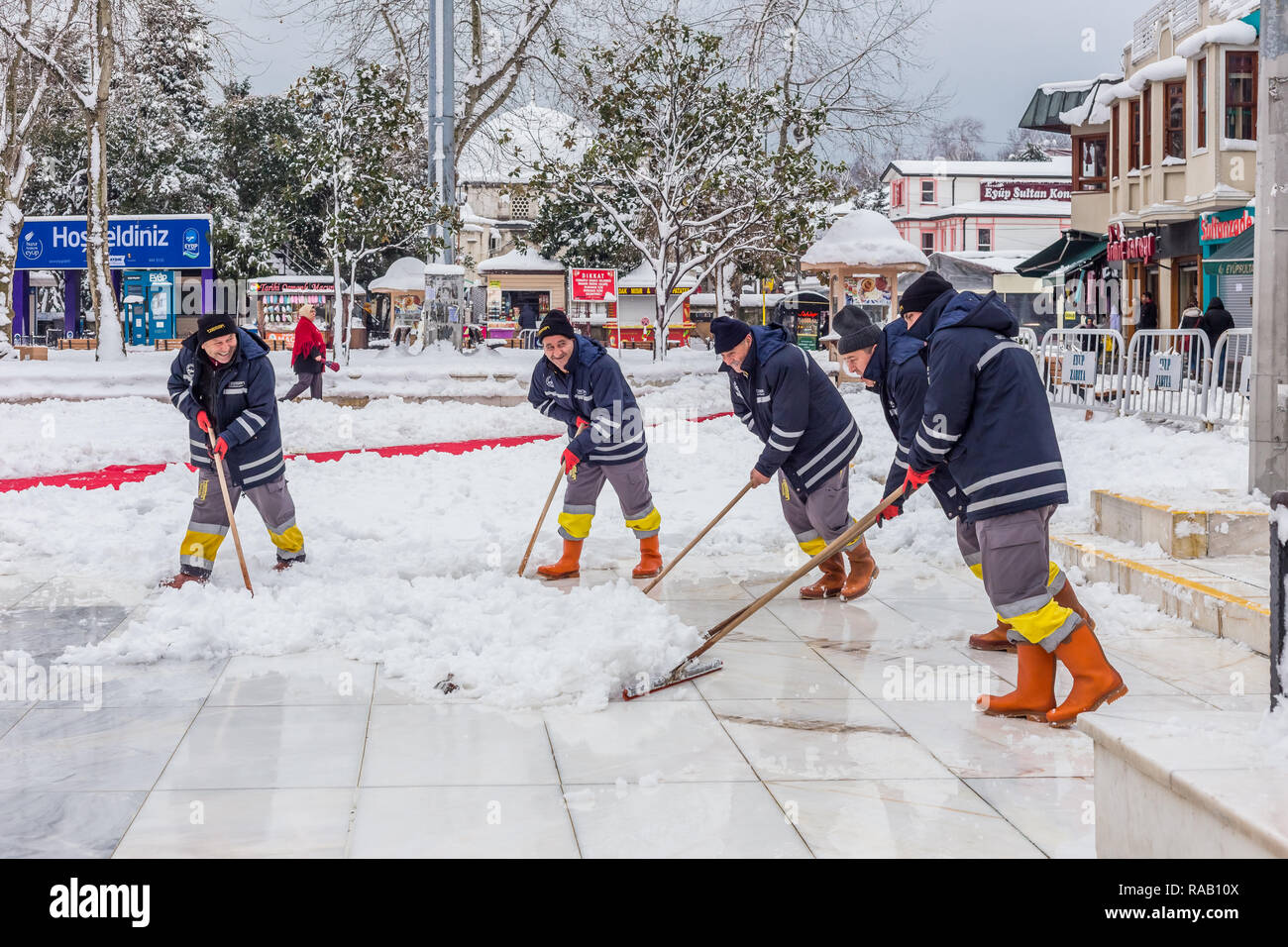 Istanbul, Turchia, febbraio 19, 2015: operai lo sgombero neve da Eyup Square, al di fuori del Eyup la Moschea del Sultano. Foto Stock