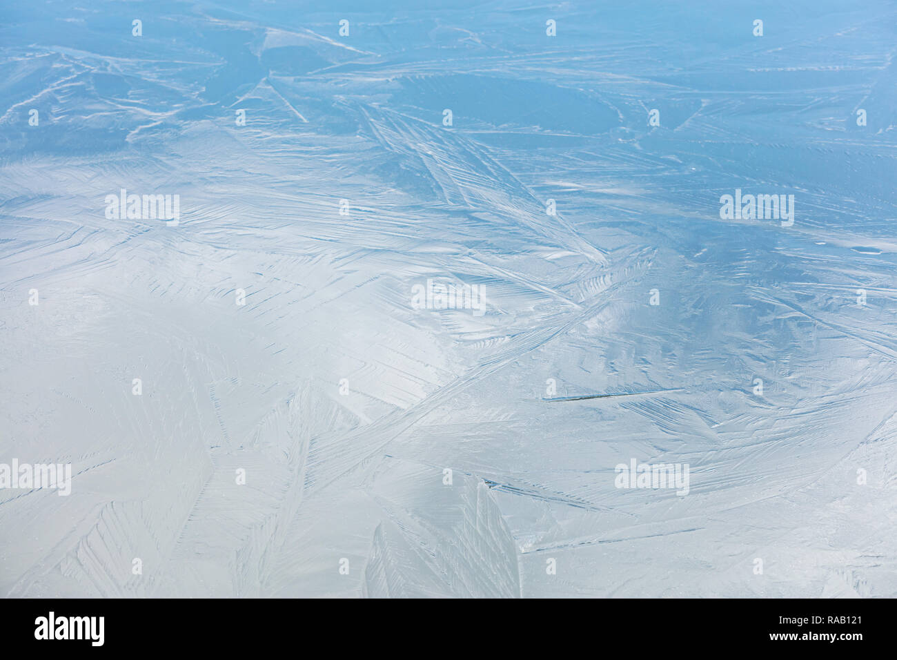 Congelati superficie ghiacciata di sfondo. ghiaccio fondente sul fiume, primo piano Foto Stock