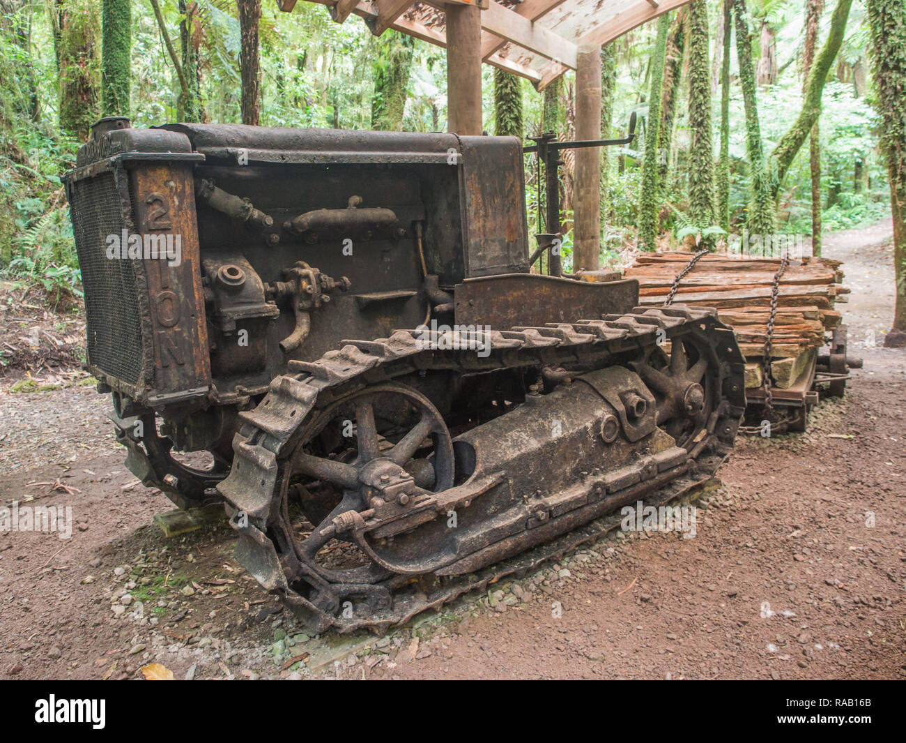 Catapillar storico 2 ton trattore cingolato tirando konaki slitta con carico di recinzione totara correntini, Pureora Forest Park, Distretto di Taupo, Nuova Zelanda Foto Stock