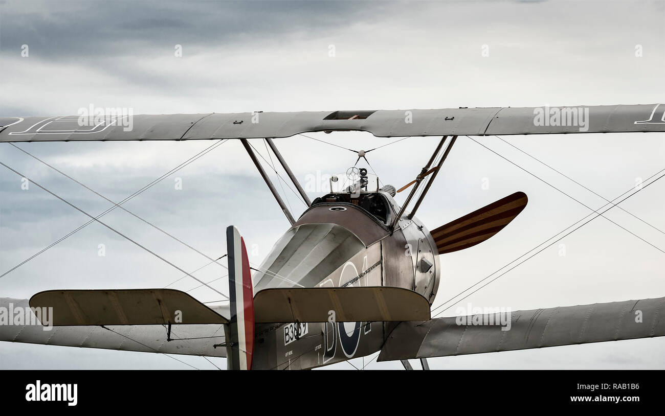 Vintage WWI biplano da combattimento contro un cielo nuvoloso Foto Stock