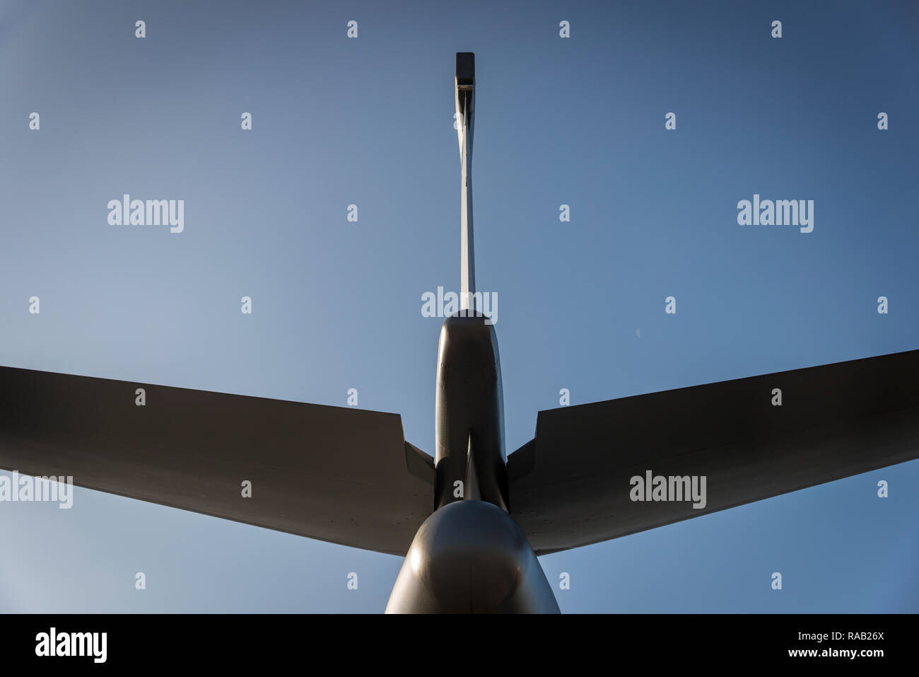 Coda di aereo contro un cielo blu Foto Stock