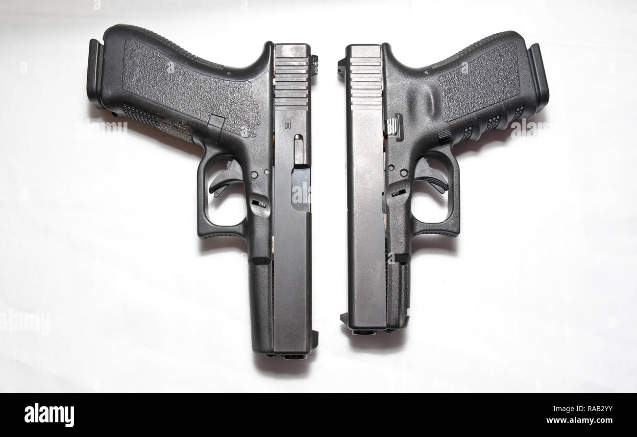 Due nero semi pistole automatiche, a 9mm e un calibro 40 su uno sfondo bianco che mostra le diverse dimensioni di loro Foto Stock