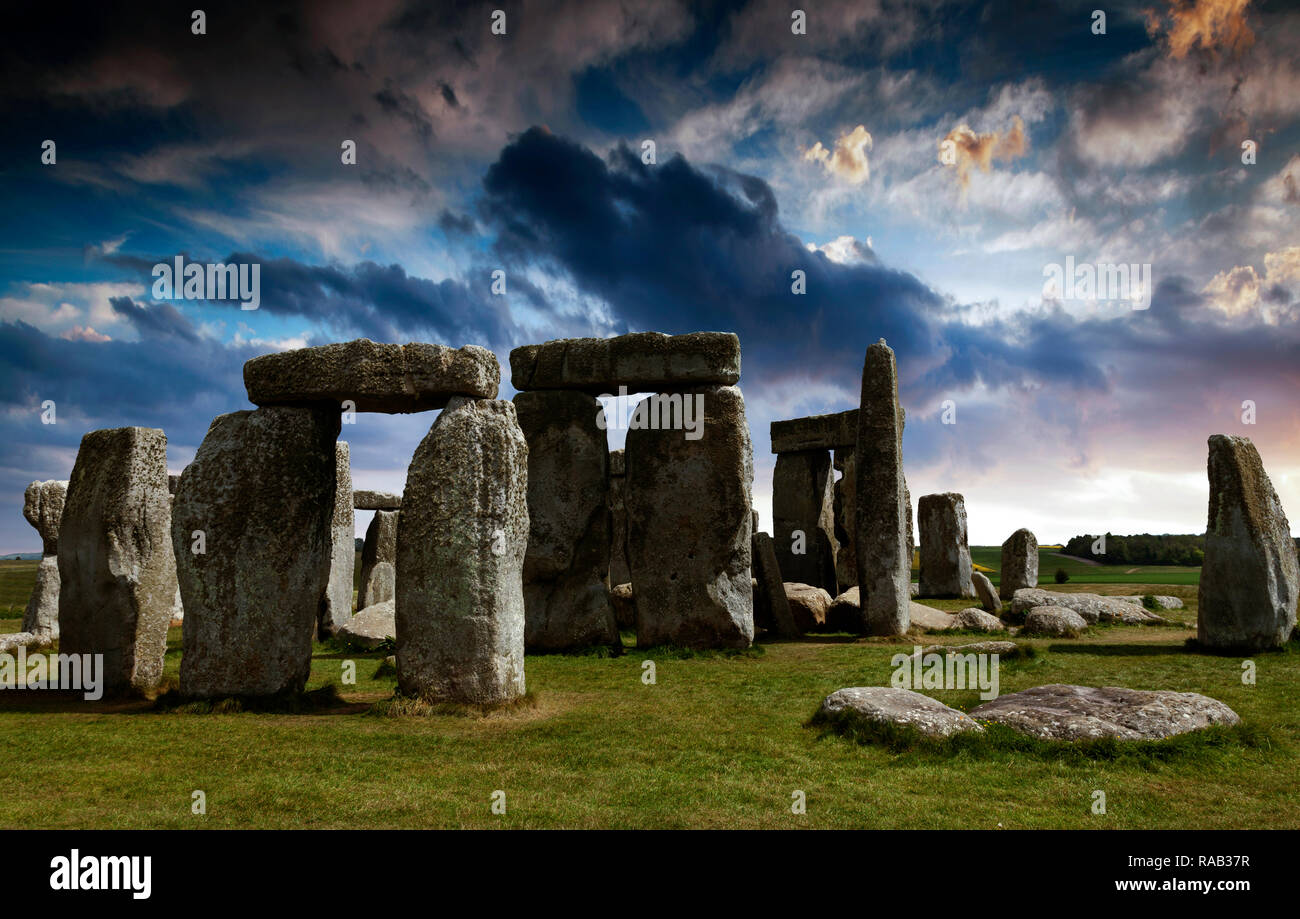 Stonehenge con moody sky, Salisbury, Wiltshire, Inghilterra, Regno Unito Foto Stock