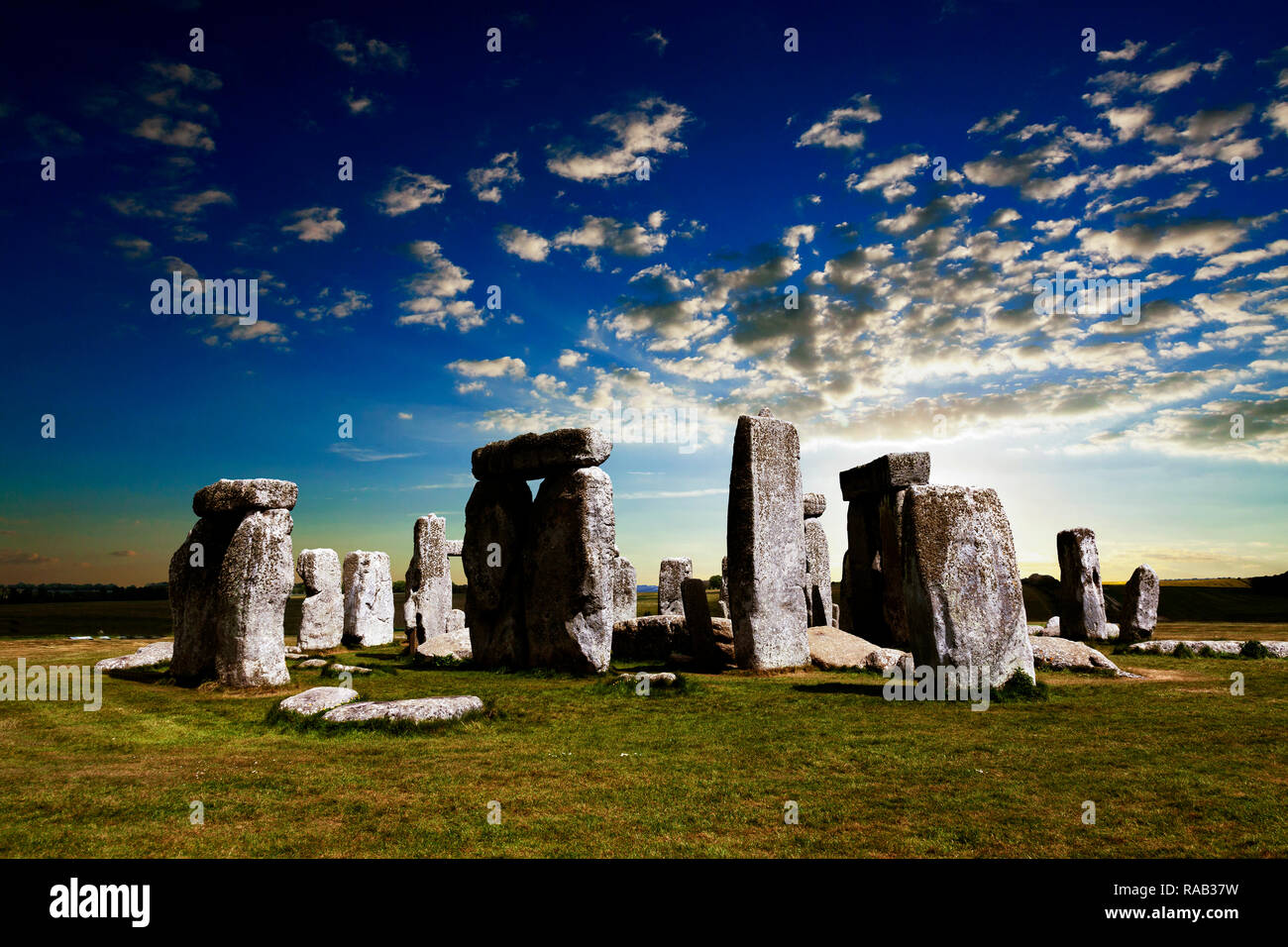 Stonehenge con moody sky, Salisbury, Wiltshire, Inghilterra, Regno Unito Foto Stock