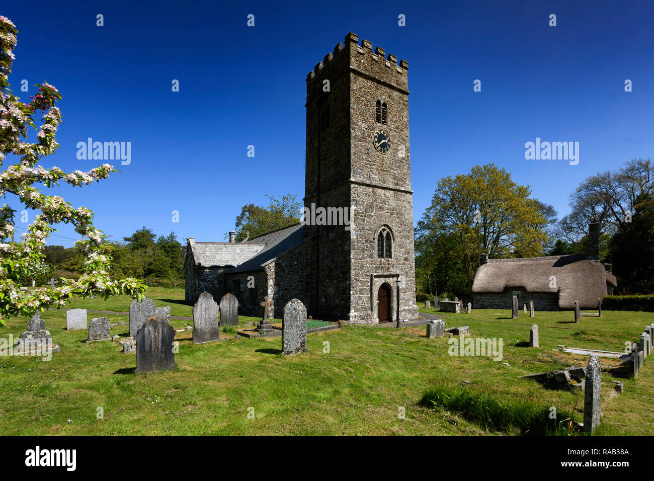 La Chiesa di San Pietro, Friedhof, Buckland in moro, Dartmoor Nationalpark, Devon, Inghilterra, Großbritannien, Foto Stock