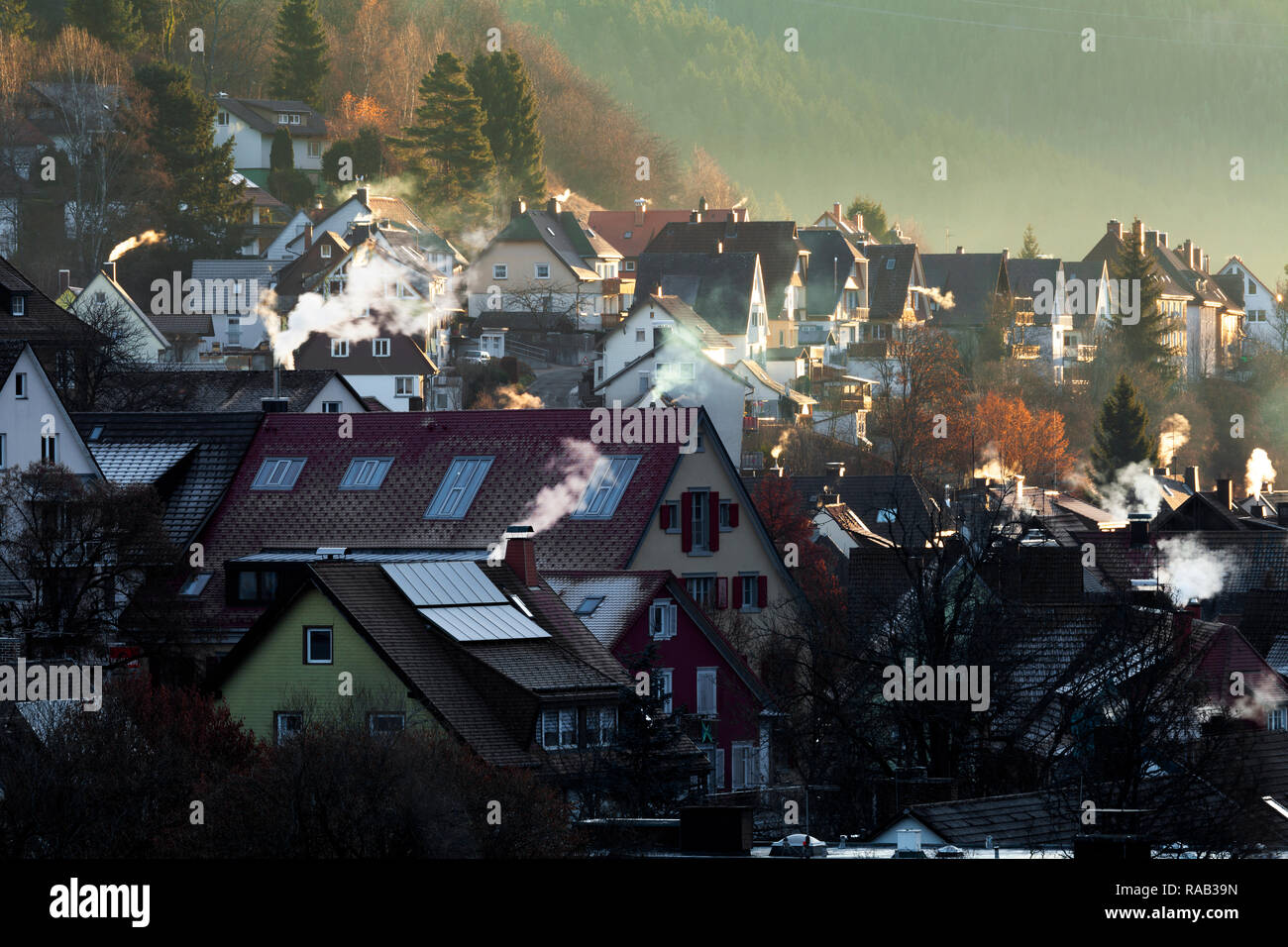 Vista di Titisee-Neustadt in un freddo mornig Foto Stock