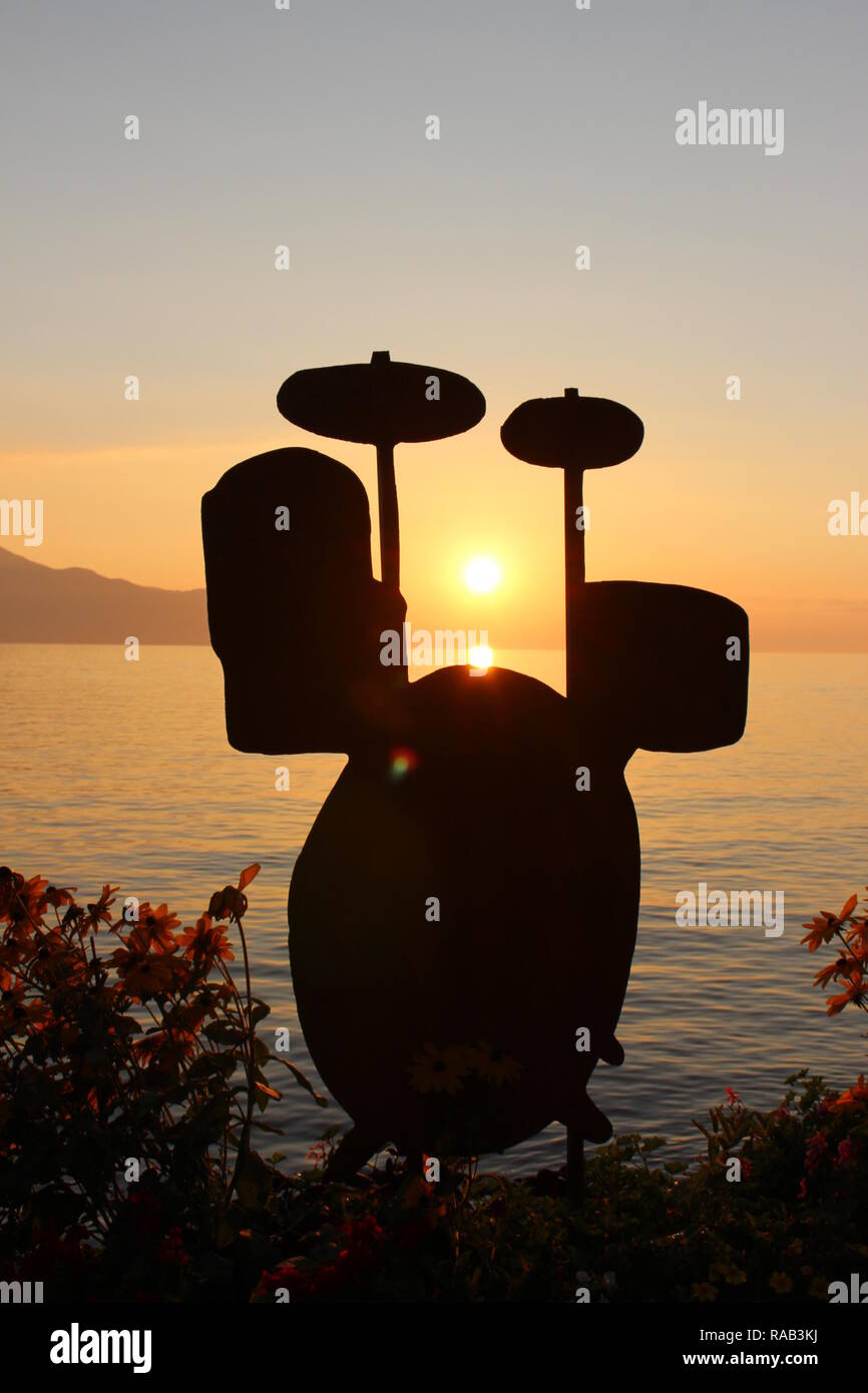 Un tamburo impostata durante il tramonto, scultura presso il lago di Ginevra, Montreux, Svizzera Foto Stock