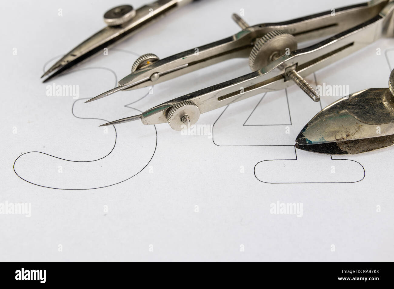 Pennino per progetti su un foglio bianco. Gli strumenti di disegno necessari per disegnare i disegni tecnici. Sfondo chiaro. Foto Stock