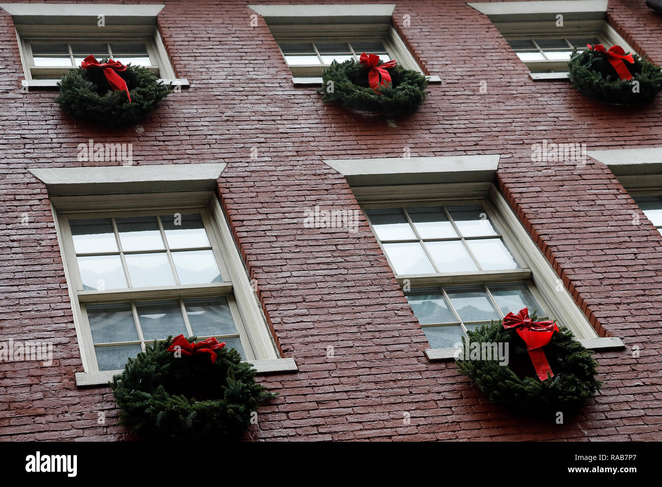 Edificio di mattoni rossi, windows holiday ghirlande, decorazioni, Boston, Massachusetts, STATI UNITI D'AMERICA Foto Stock