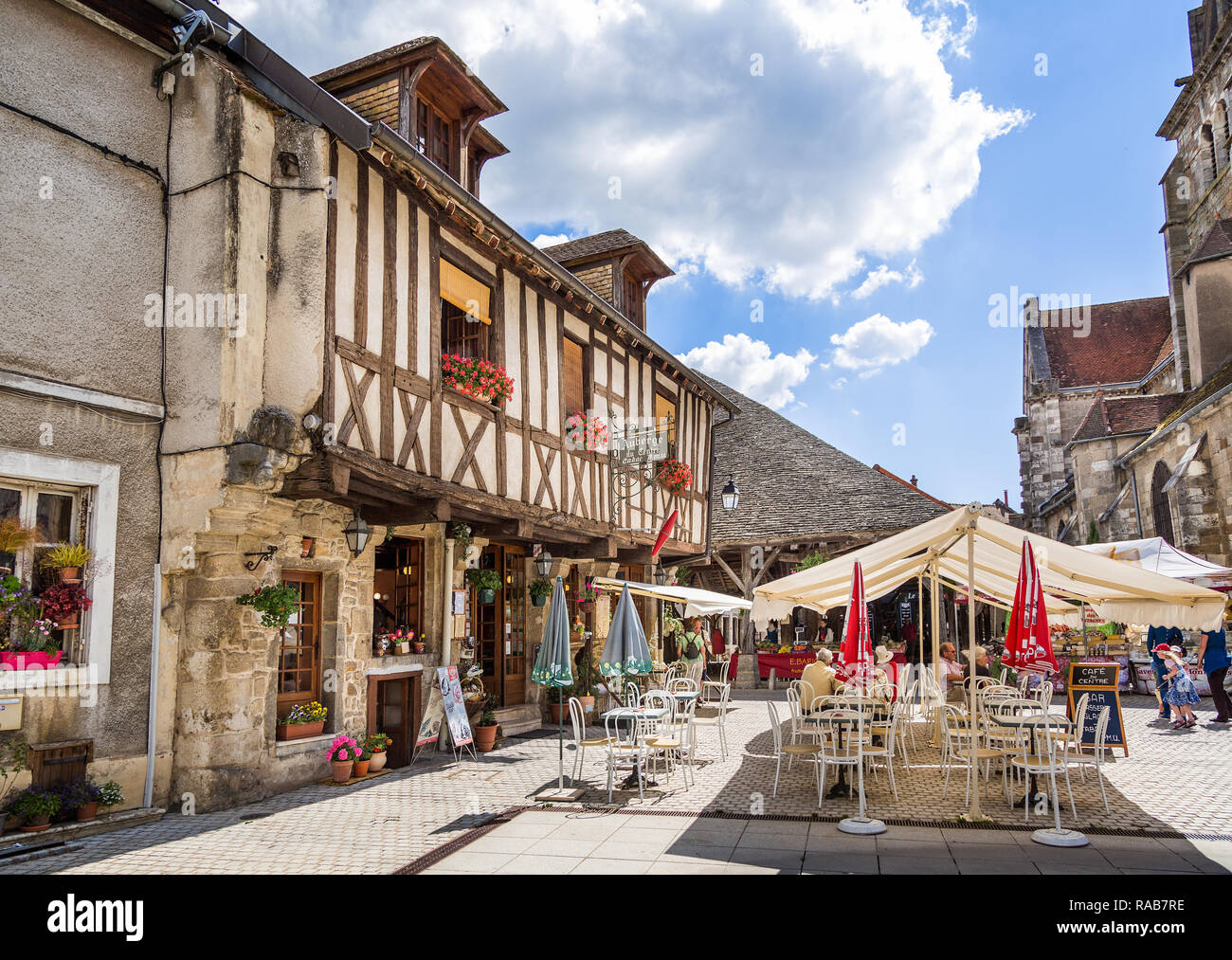 Outdoor cafe e Auberge in piazza nel Nolay, Borgogna, in Francia il 16 giugno 2014 Foto Stock
