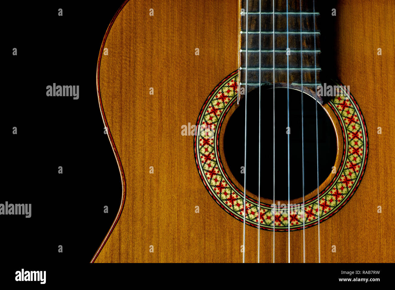 Classica, chitarra acustica closeup anteriore, stringhe, foro per il suono  e la tavola armonica, sfondo scuro, copia spazio, vista dall'alto Foto  stock - Alamy