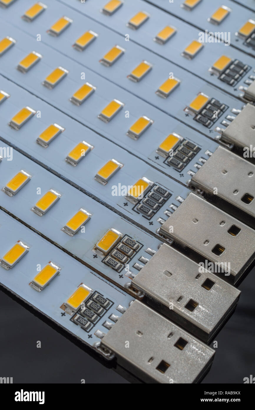 Foto macro di a buon mercato cinese alimentato tramite USB luci a LED - basso consumo energetico illuminazione utilizzato per il campeggio, uso portatile di emergenza sorgente luminosa, ecc. Foto Stock