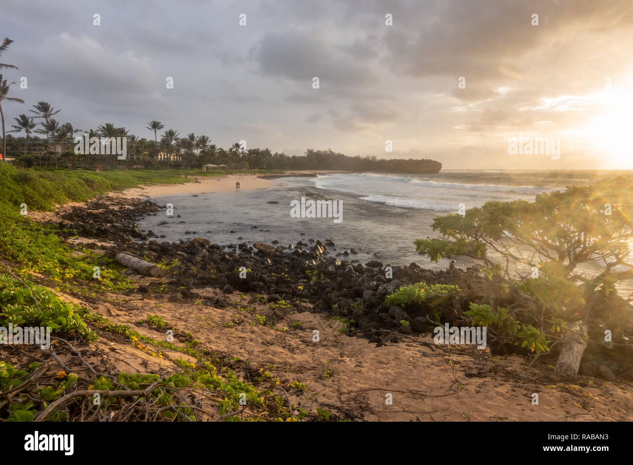 Trasognata Sunrise sulla spiaggia hawaiana, Shipwrack Beach, Kauai Foto Stock