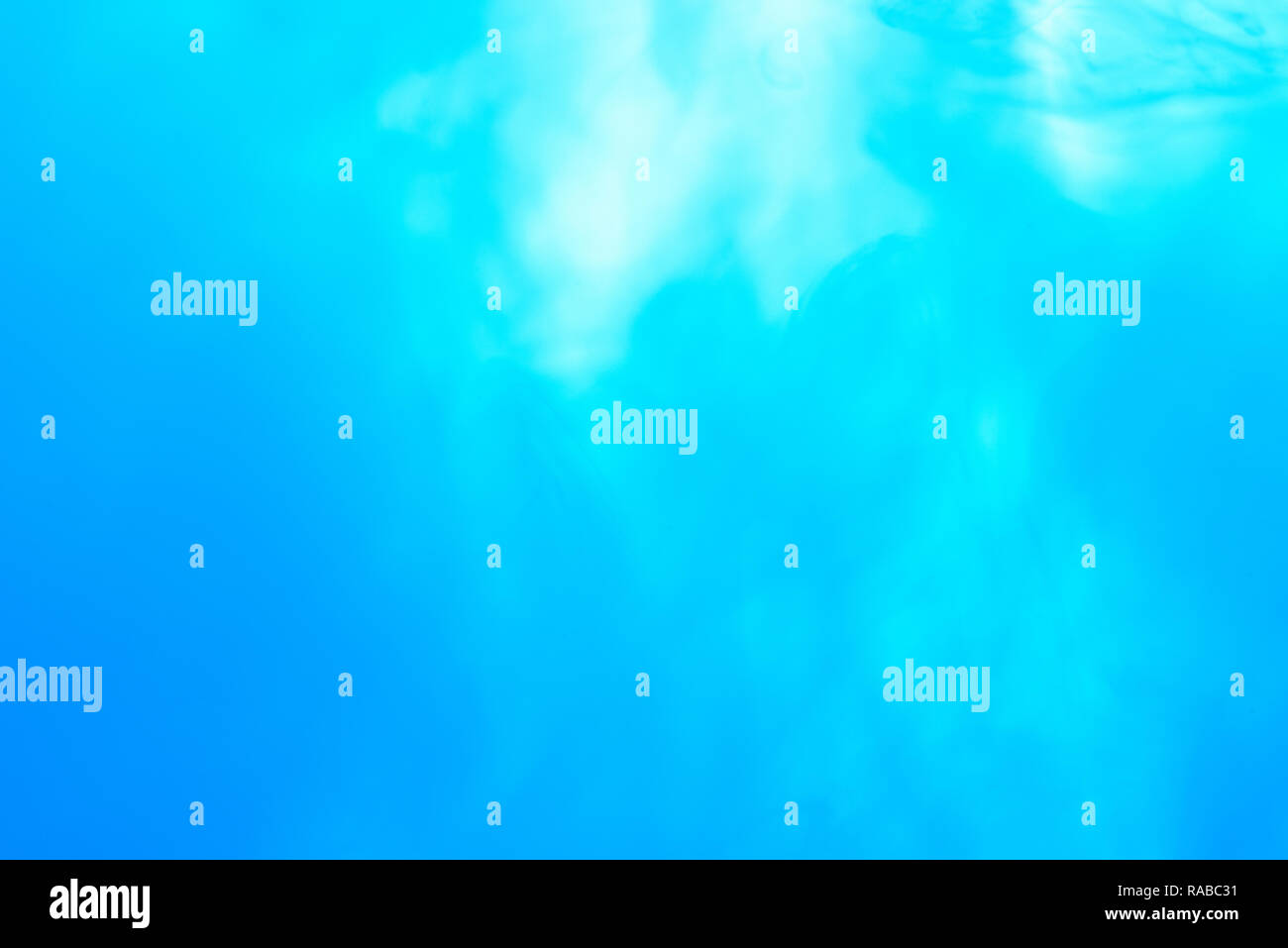 Liquido blu sfondo astratto. Acqua blu modello di vernice Foto Stock
