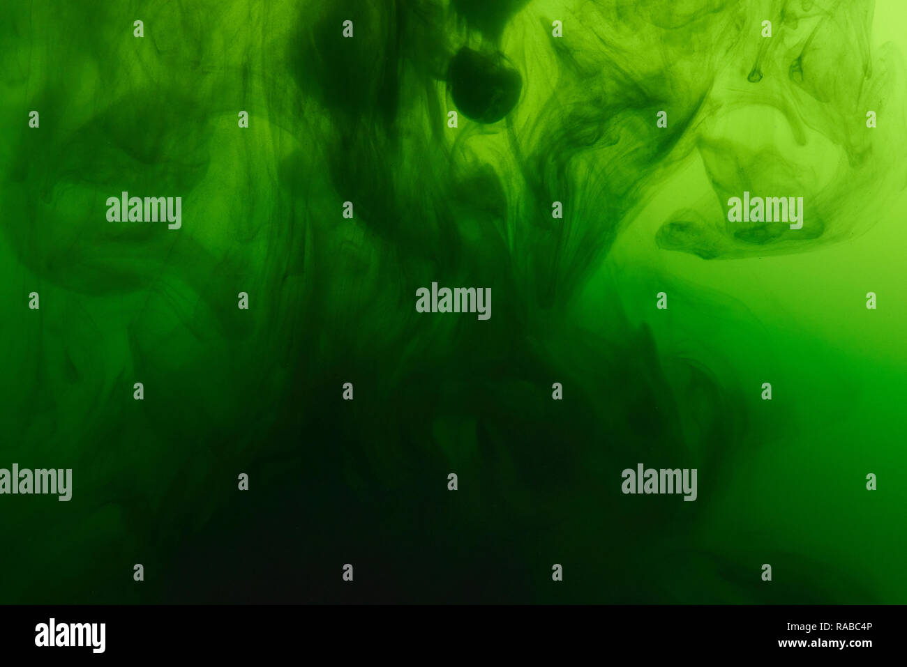 Nero e verde mix di inchiostro spruzzi di acqua. Abstract sfondo acqua Foto Stock